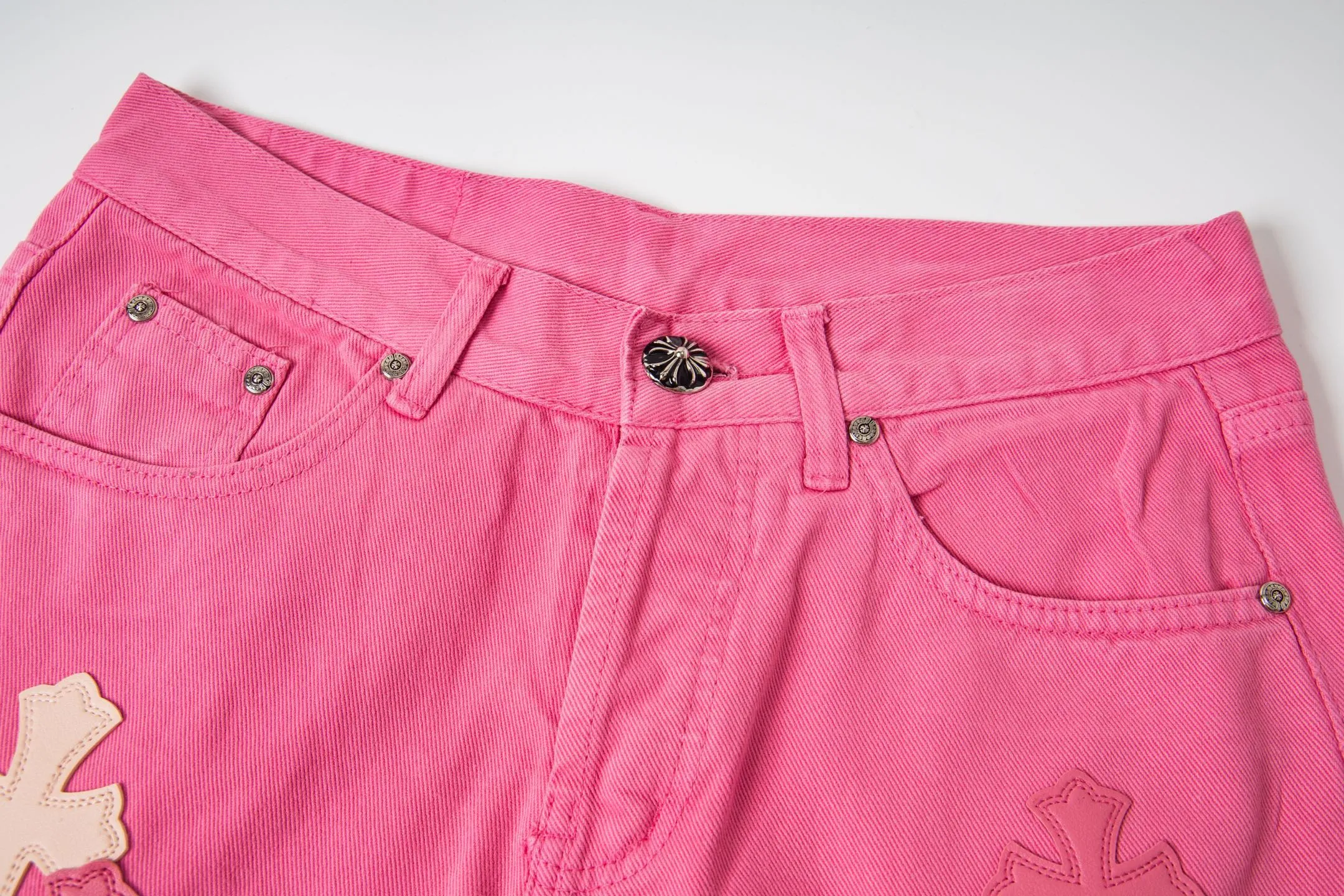 P250 CHROME HEARTS 25ss dopamine light pink cross-over leather washed jeans - Full of exploring the ultimate in fashion, Chrome Hearts' new Chrome Hearts pants not only present a unique style, the fresh ice blue color looks particularly youthful and energetic. The mid-high waist design is paired with a lazy and casual style, which not only shows long legs but also maintains a casual feel. It is a must-have fashion choice for trendy men and trendy women. Style number: 1778# Color: Dopamine powder Size: 28 30 32 34